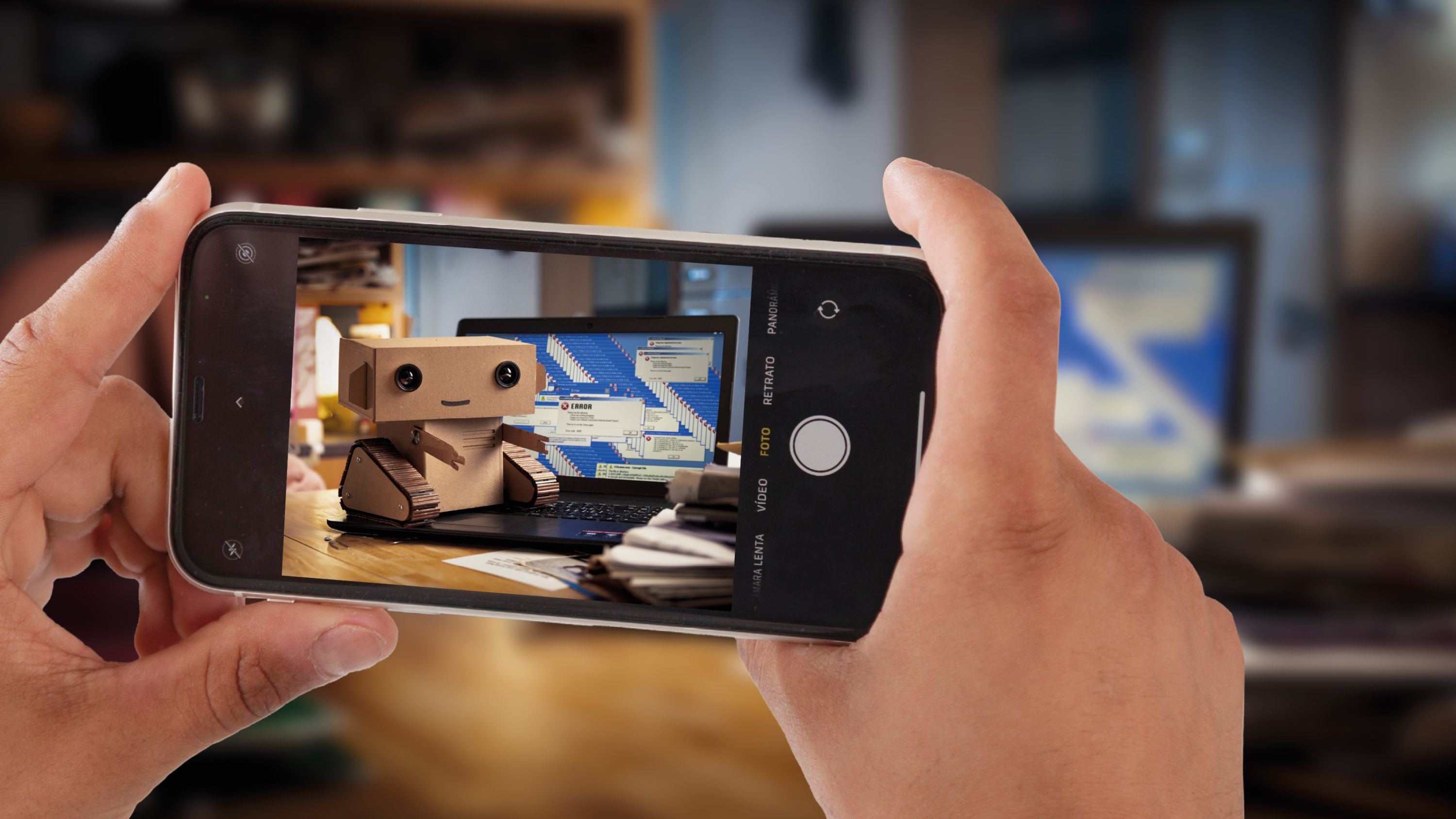 Der Roboter Robi bedient einen Computer