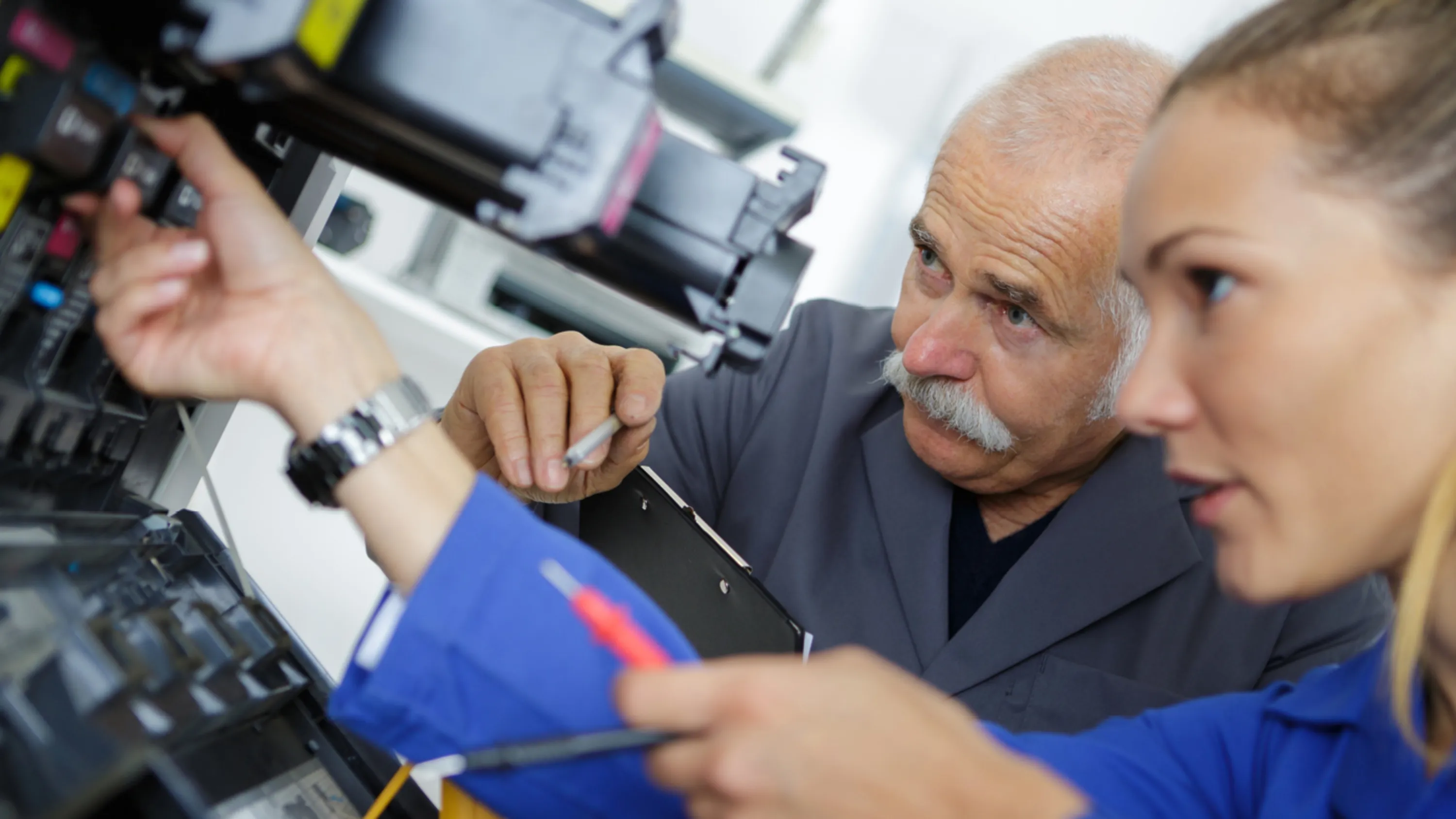 Ein älterer Mann arbeitet in der Pensionierung weiter.