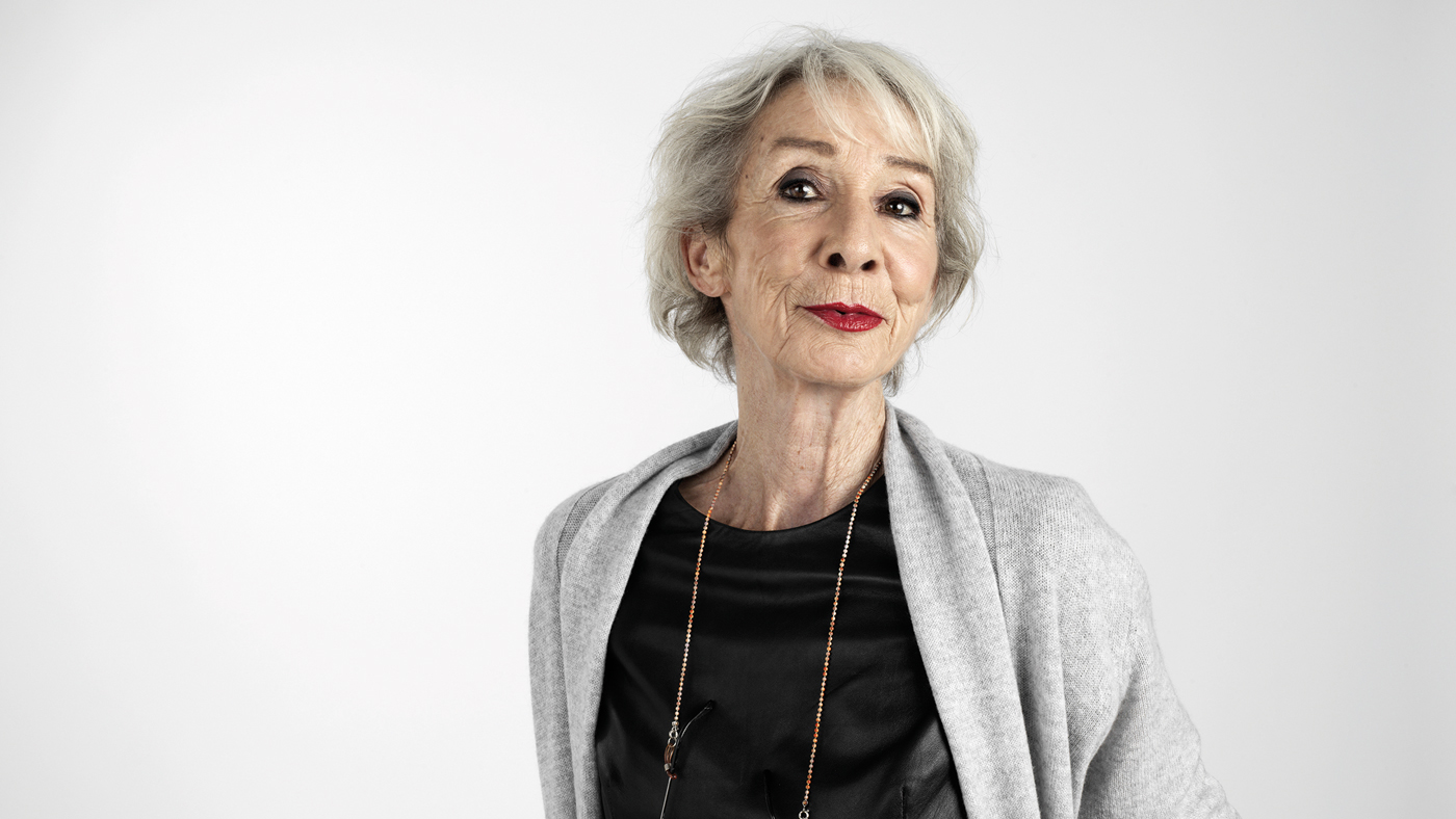 Seniorin lächelt glücklich in Kamera