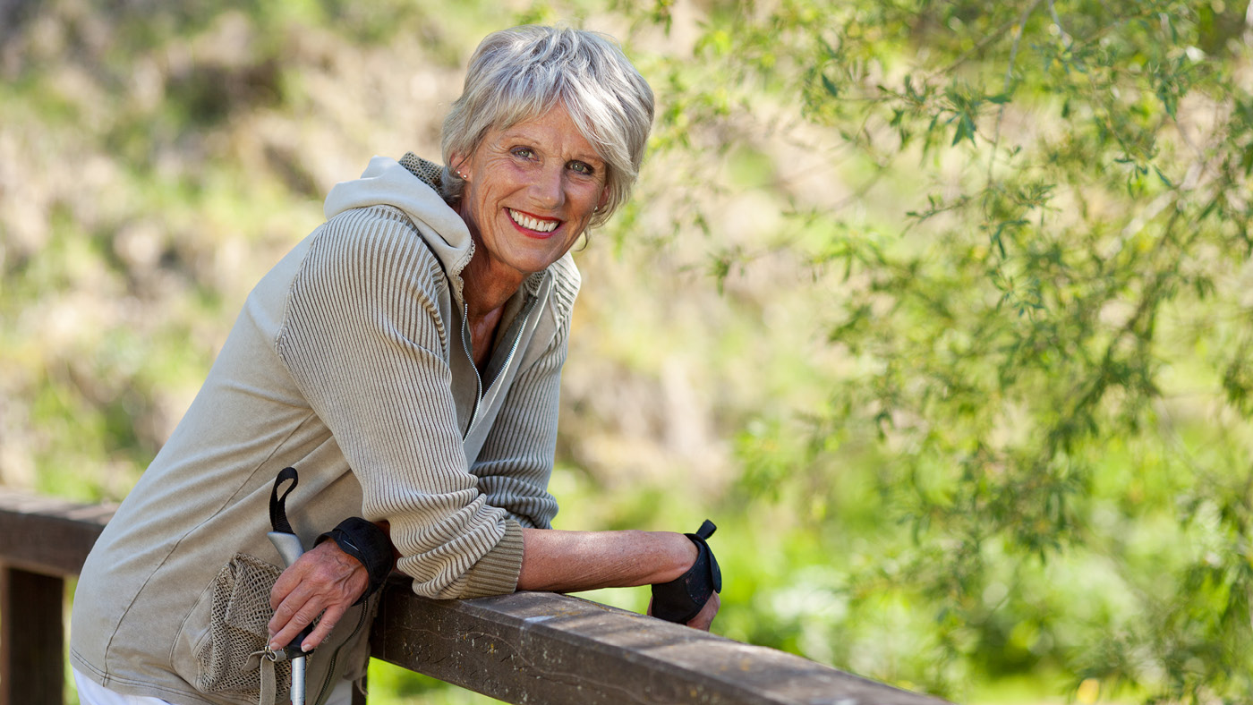 Eine Seniorin ist schmerzfrei am Wandern